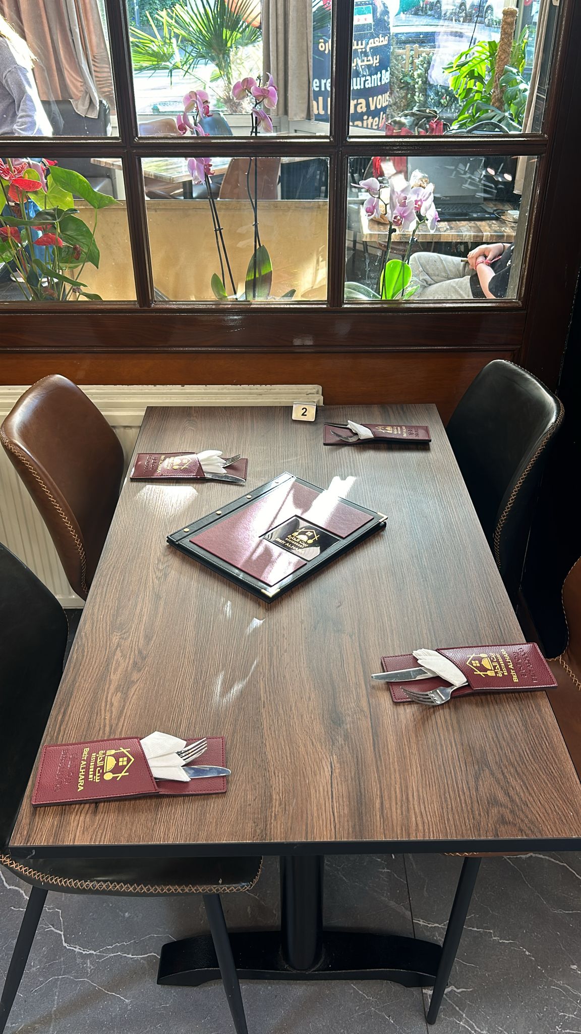 Table dressée au restaurant levantin Beit Al Hara Molenbeek